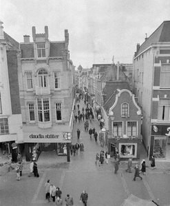 857026 Gezicht in de Bakkerstraat te Utrecht, vanaf een hoog standpunt op de Bakkerbrug, met links het pand Oudegracht ...